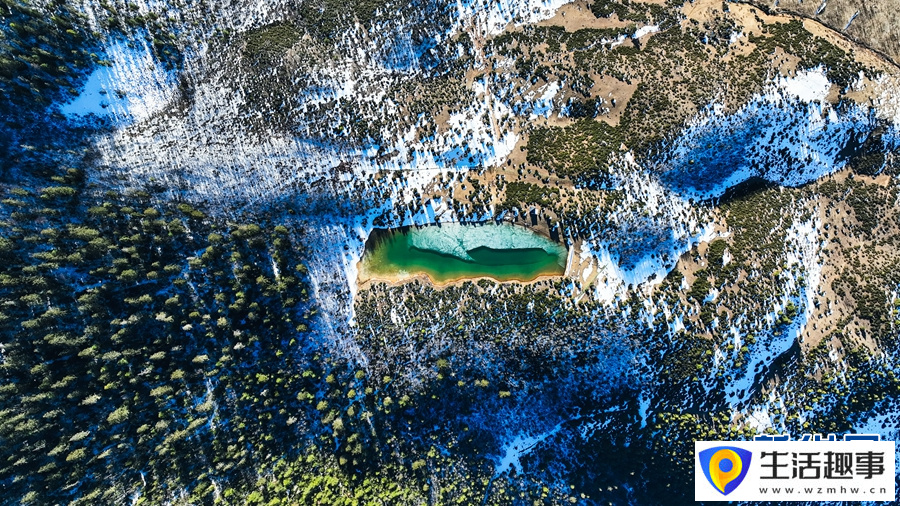航拍云南迪庆冬日好风光 白雪皑皑湖似翡翠(图4)