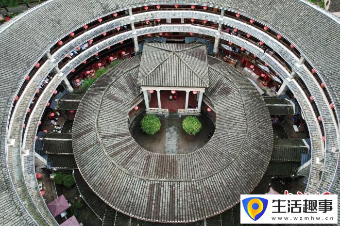 在土楼民俗文化村里探寻两岸客家缘(图1) 在土楼民俗文化村里探寻两岸客家缘(图1)