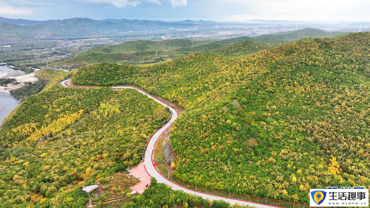 内蒙古扎兰屯：乡村公路美如画(图1)
